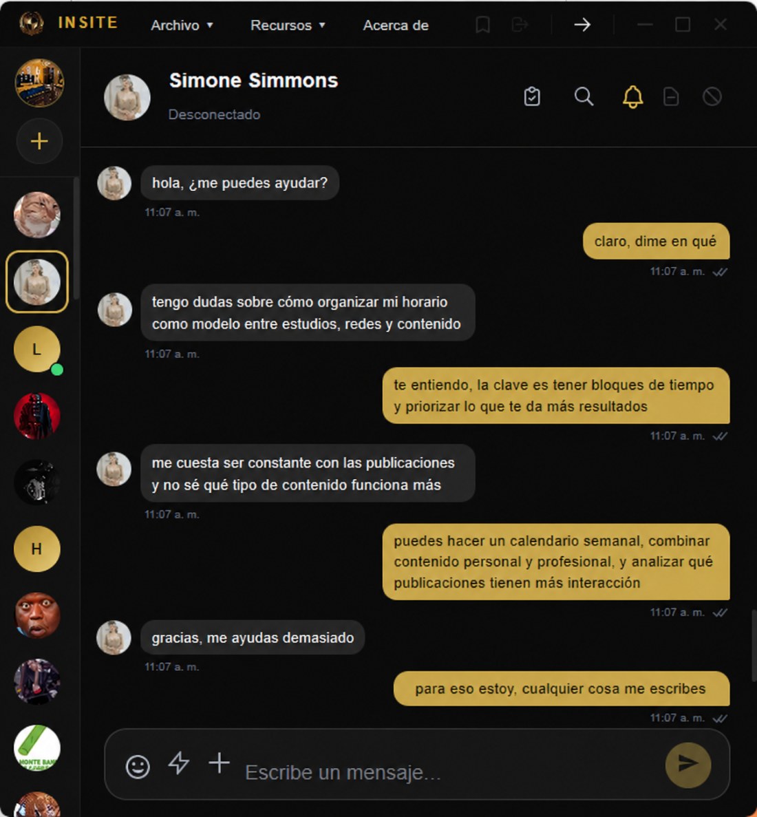 Captura del chat de room para Windows de MVR: barra lateral con los contactos del estudio, conversación abierta con una modelo y campo para escribir el mensaje